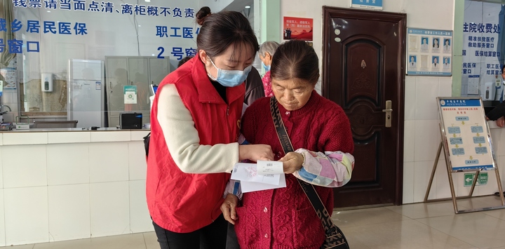 指導患者家屬就醫流程。