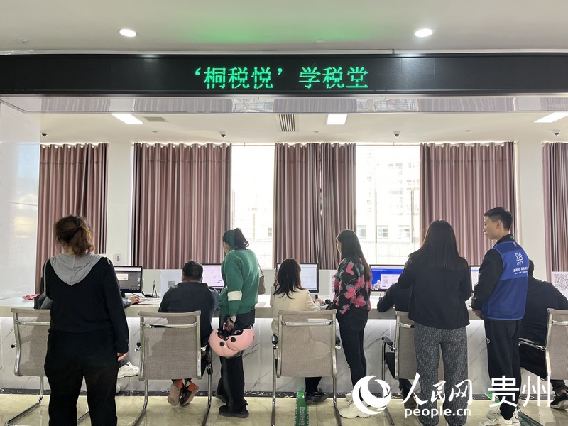 群眾在學稅堂學習網上辦稅流程。人民網 李麗萍攝