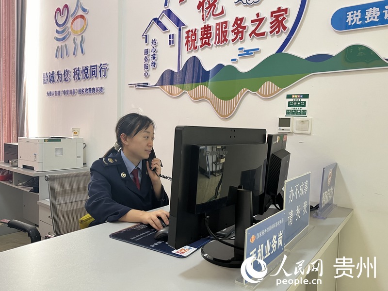 工作人員通過電話解答納稅人繳費人疑惑。人民網 李麗萍攝