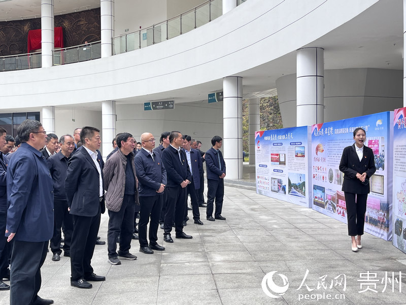 參會人員正在參觀貴州省公路局文化展板。人民網 陳潔泉攝