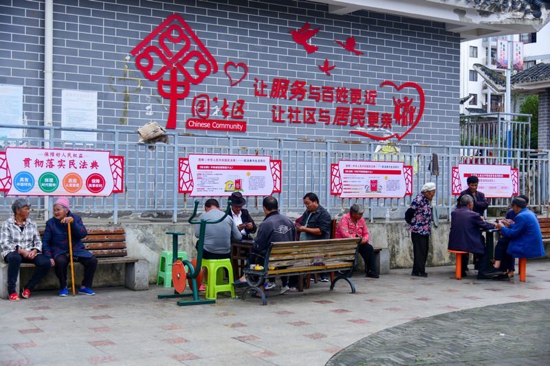 鵬程街道坪子社區廣場上，居民在休閑娛樂。汪沙攝