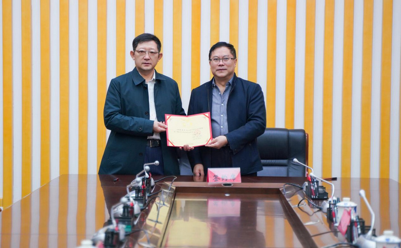 王林校長向孟杰教授頒發聘書。