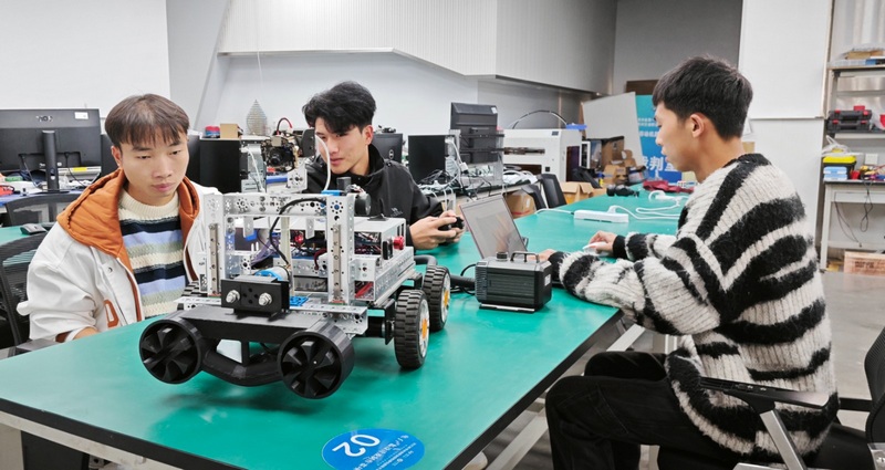 圖為“市政排水管道智能作業機器人”研究團隊正在進行設備調試。（李齊 攝）.jpg