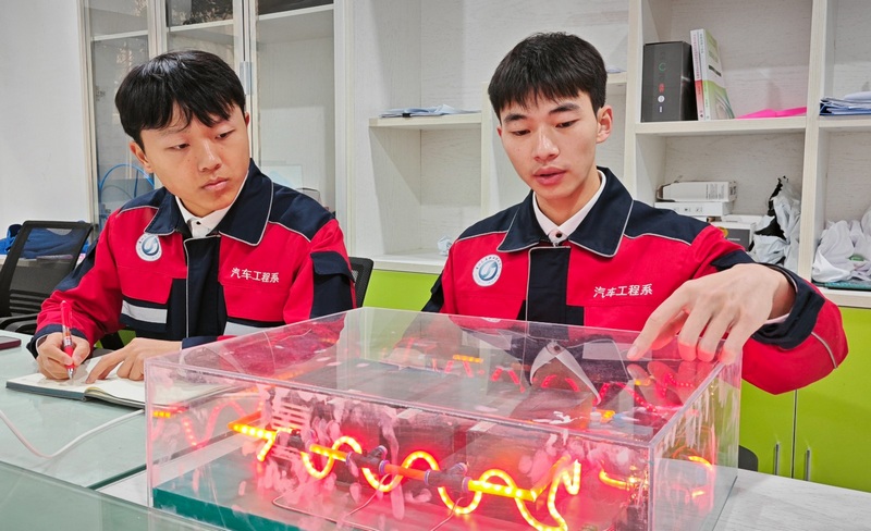 圖為“新能源汽車動力電池自動滅火系統”研究團隊正在對系統進行改進提升。（李齊 攝）.jpg