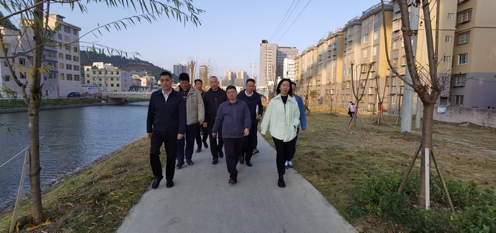 平壩：王金源開展四下基層工作暨調研槎白河沿線環保督查問題整改情況。