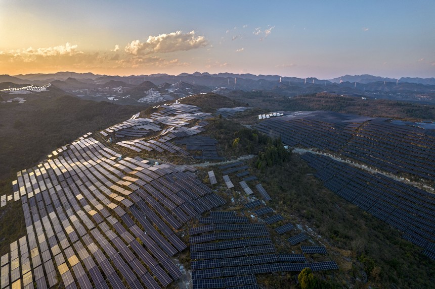 2023年12月14日拍攝的貴州省黔西市定新鄉石漠化荒山上建起的農業光伏電站（無人機照片）。