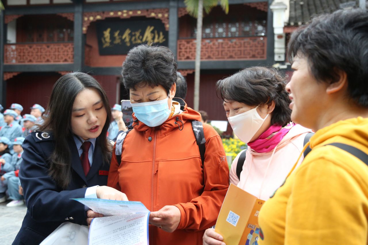 2.工作人員在會址景區為過往行人解答疑難問題。老城稅務分局供圖