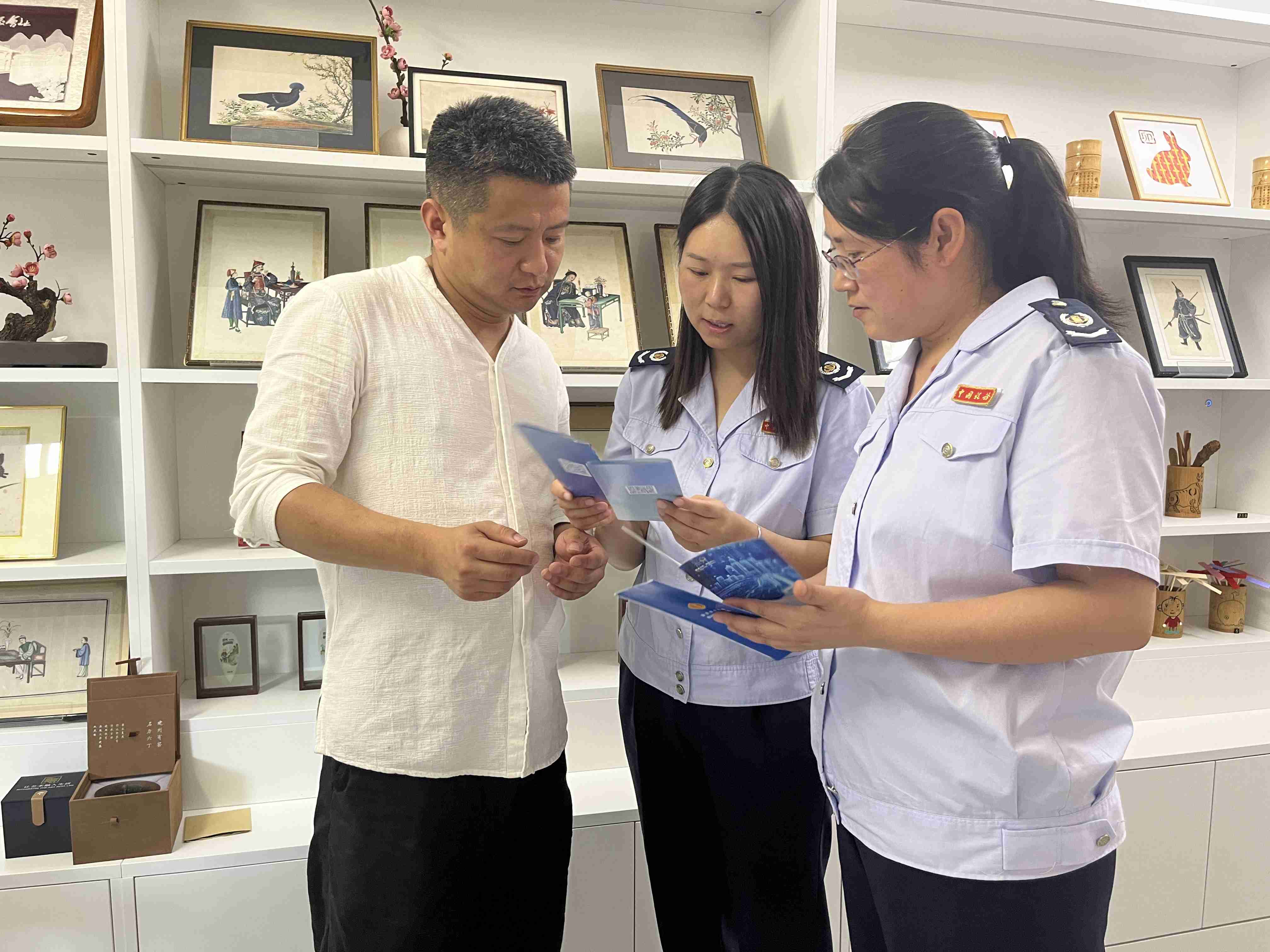 3.工作人員上門為經營者解決涉稅難題。老城稅務分局供圖