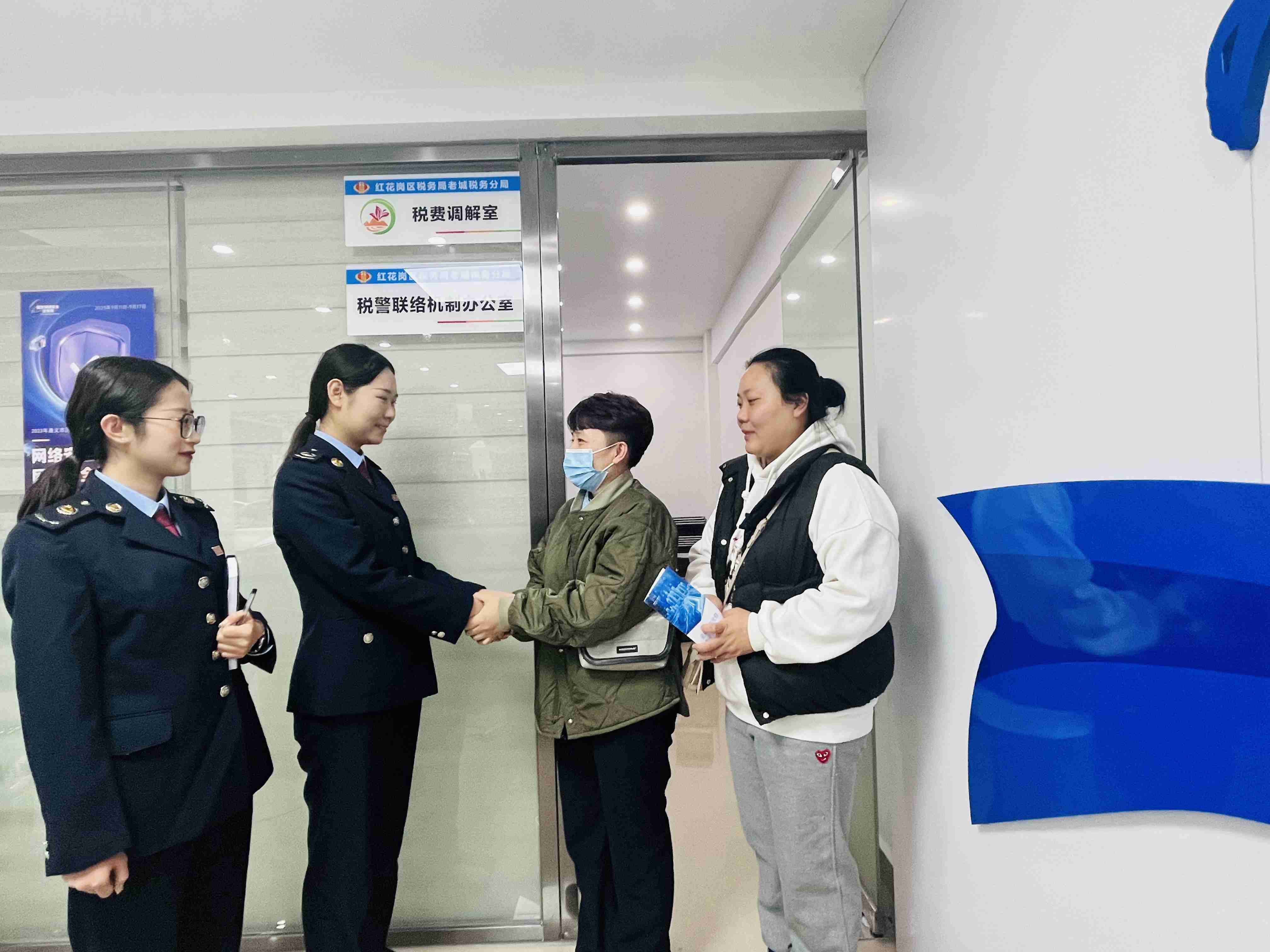 4.群眾在稅費調解室化解了涉稅爭議。老城稅務分局供圖