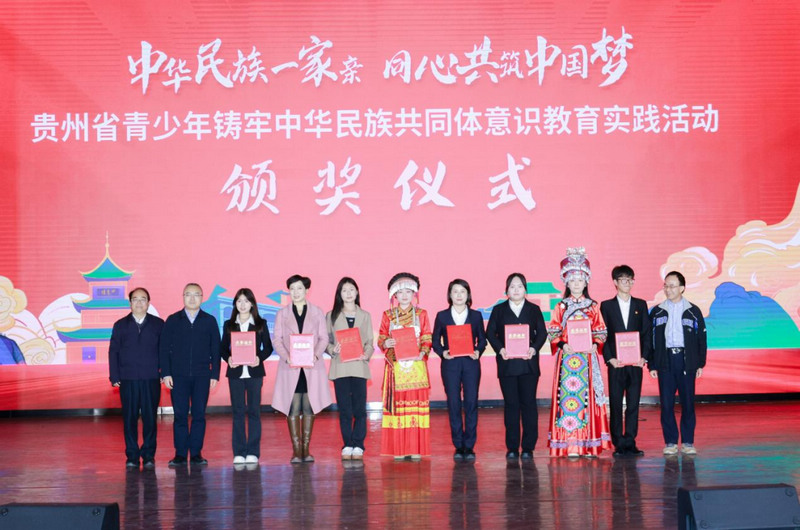 出席領導與獲獎隊伍代表合影留念。