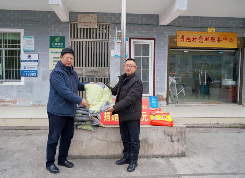 貴州民族大學黨委書記褚光榮為駐村工作隊送御寒物資。