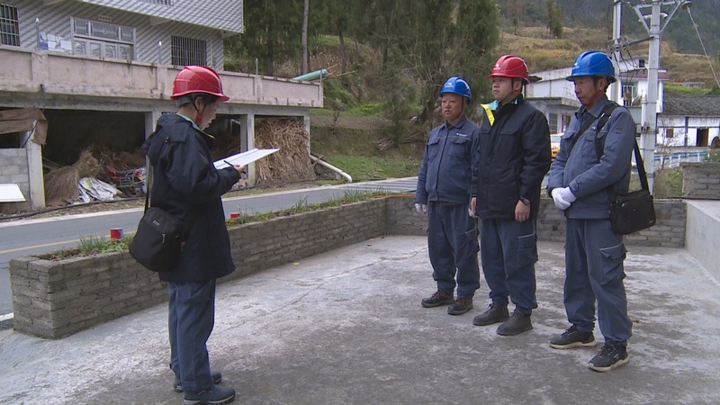 供電人員確認線路巡查需要注意的事項。（楊永鳳 攝）.jpg