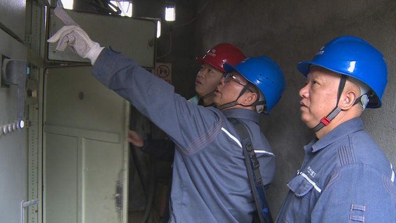 思南縣涼水井供電所工作人員，進企業檢查配電箱。（楊永鳳 攝）.jpg