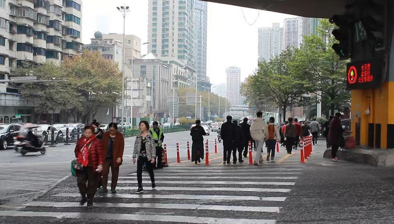 交通擁堵治理后，黔靈山公園門口交通更順暢了。