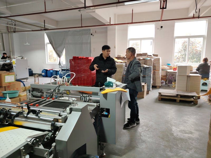 黨員到企業生產車間宣傳安全生產相關知識。