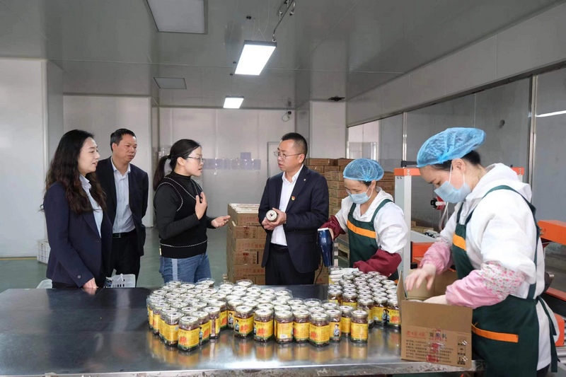 洪明實地了解企業發展現狀。受訪者供圖