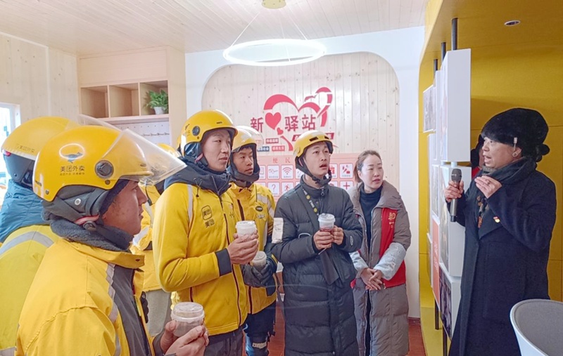 圖片(1)秀園社區黨總支書記陳秋萍向大家介紹新新驛站