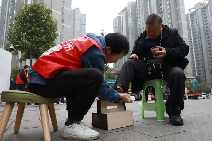 志愿者為市民免費擦鞋。