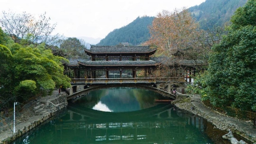 踏進這片神奇又美麗的凈土，鱗次櫛比的苗族吊腳木樓連綿成片，清澈見底的白水河蜿蜒穿寨而過，精巧古典的風雨橋與山水交相輝映。姚晶權攝