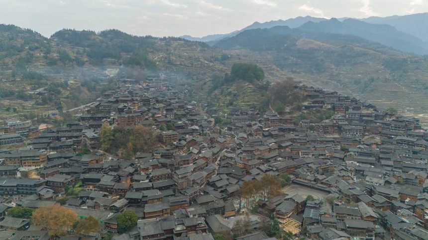 西江苗寨，位于貴州省雷山縣東北部，是一座有著一千兩百多戶人家、將近六千人的大型苗寨，人稱“千戶苗寨”。姚晶權攝