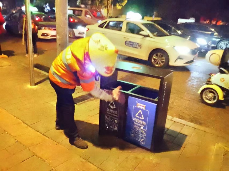 環衛工人清理果皮箱垃圾。.jpg