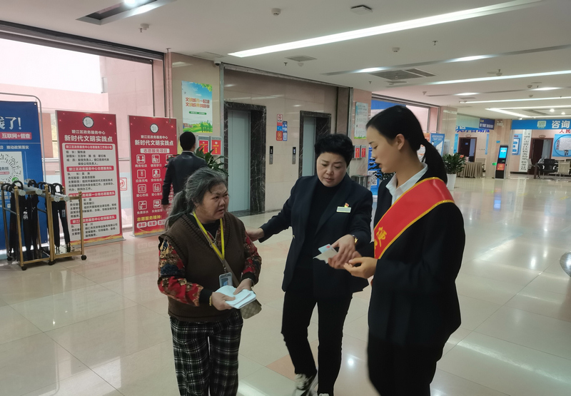 政務大廳引導辦事群眾辦理業務。