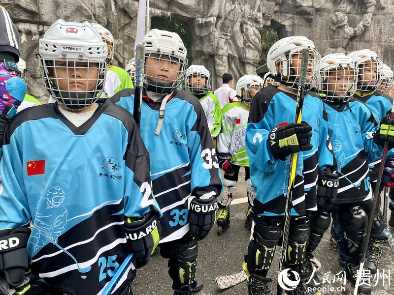 小朋友參加登高活動。人民網 李麗萍攝