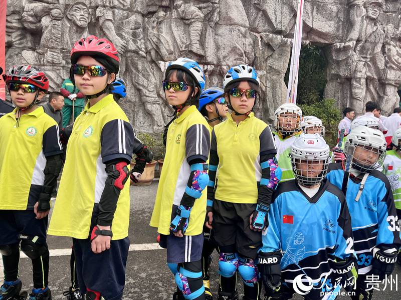 3.小朋友正在作表演候場。人民網 李麗萍攝