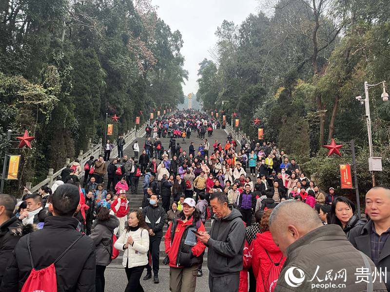 4.2000余人參加遵義市迎新登高活動。人民網 李麗萍攝