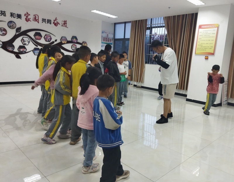 孩子們學跆拳道。