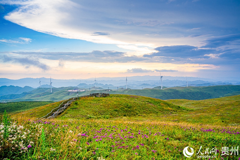 5 貴州省畢節市赫章縣，秋日晚霞下的韭菜坪。人民網記者 涂敏 攝