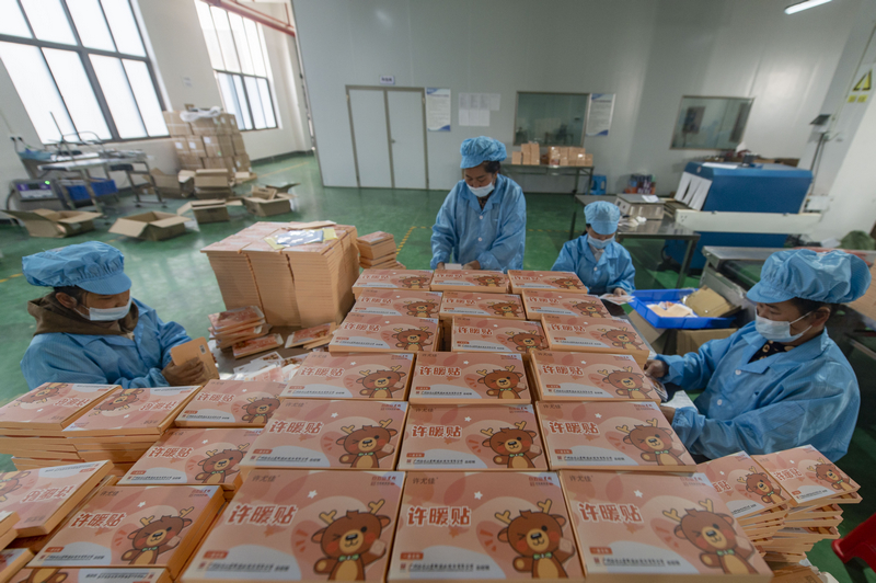 2024年1月4日,位于貴州省從江縣美娥工業園區的貴州盛世泰合醫藥科技有限公司生產車間,工人正在對許暖貼進行包裝。