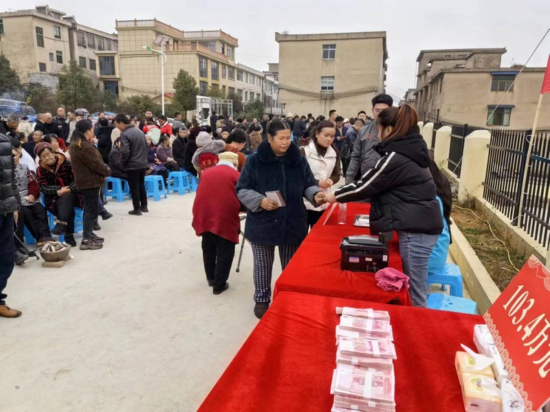 工作人員給村民依次發放獎金。李萬杰攝.jpg