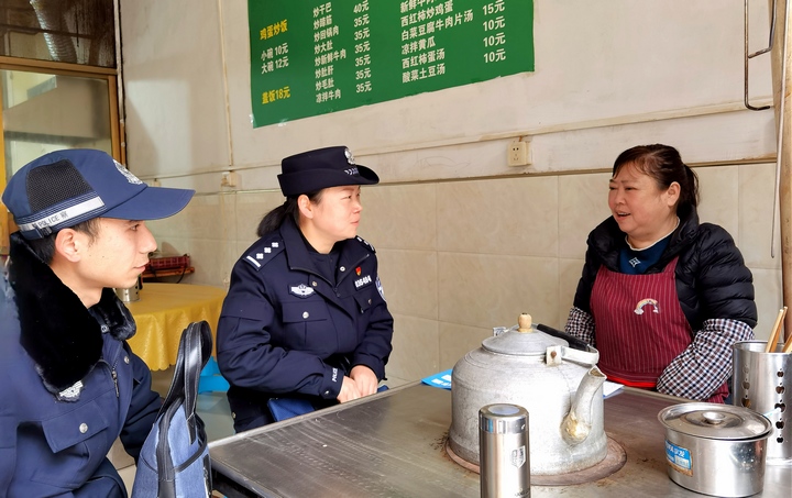 秦童玲與群眾交流了解情況。