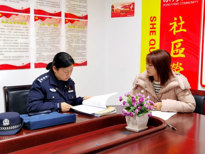 秦童玲詢問群眾相關信息。