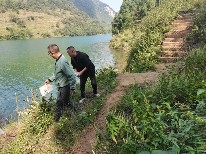 流長苗族鄉生態環境保護站到白貓河開展巡河保潔工作。