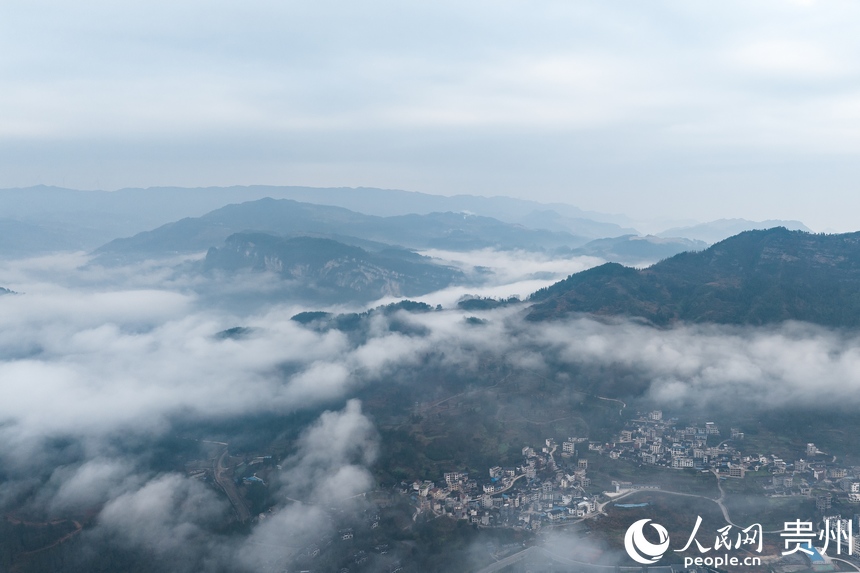 航拍云霧繚繞的石阡縣。人民網記者 涂敏攝