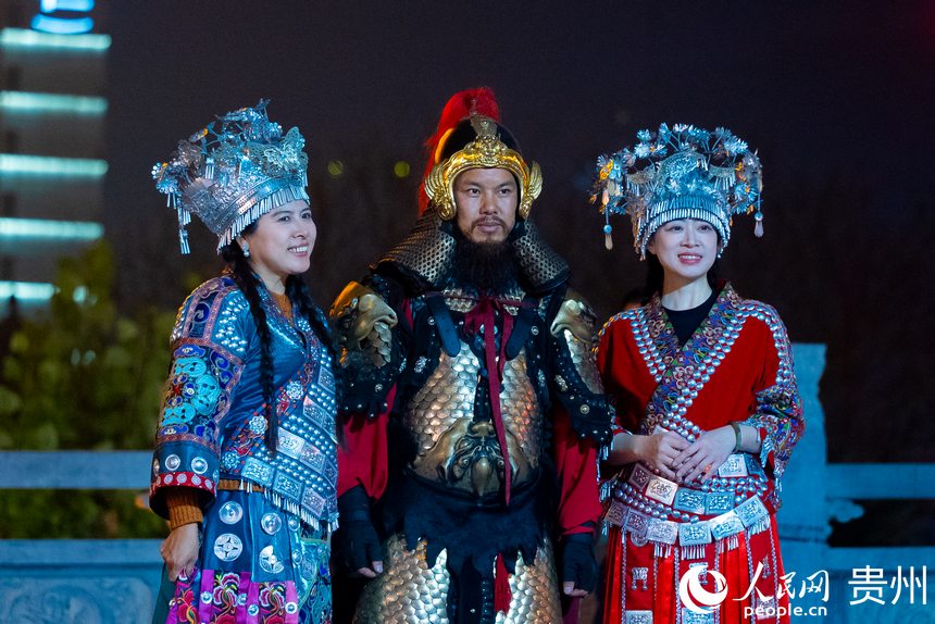 游客在古城內拍照。人民網記者 涂敏攝