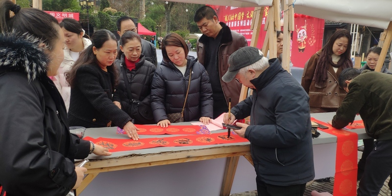 (5)現場寫春聯2 龔曉宏 攝.jpg