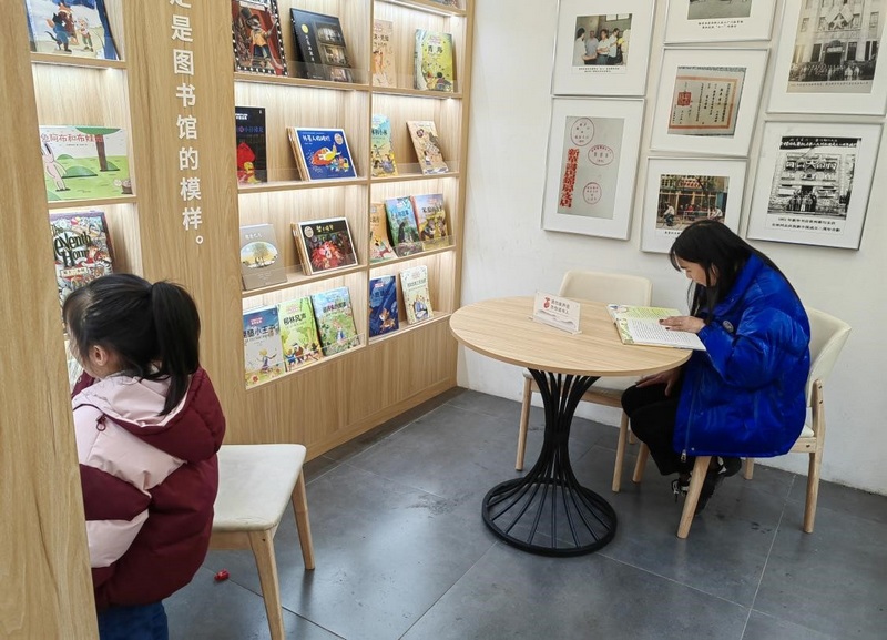 (2)24小時無人值守文淵閱書房店內休閑閱讀區2 清鎮市新華書店提供.jpg