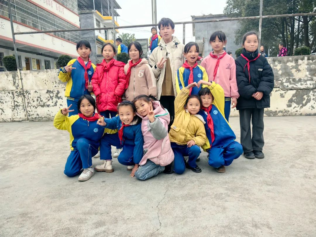 王佳佳和“舞團”的孩子們。王佳佳供圖