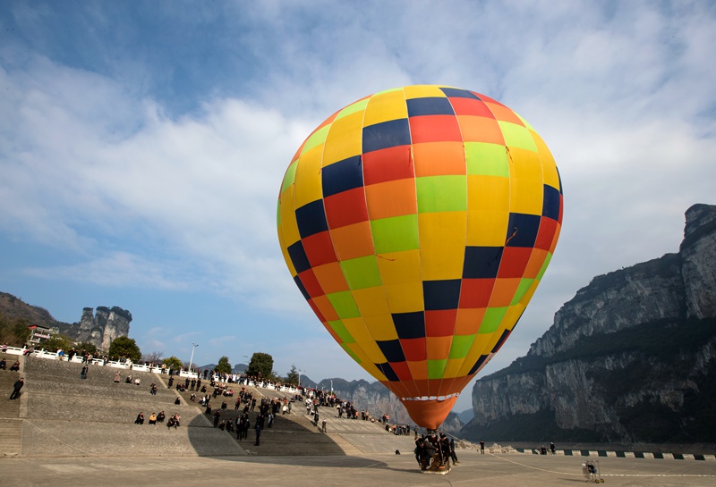2游客在烏江源百里畫廊貴州省黔西市新仁苗族鄉化屋村碼頭廣場體驗乘坐熱氣球（貴州省文旅廳提供）