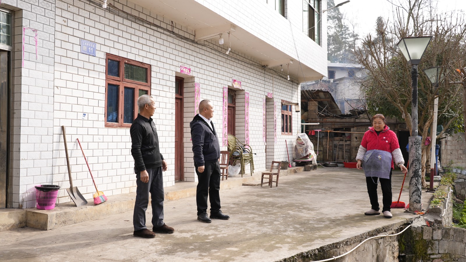 上水村村干部到村民家中了解發展意愿。李錦明攝