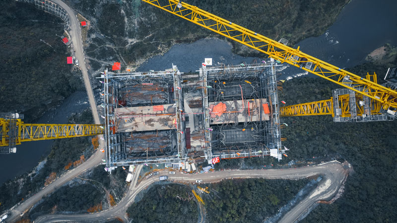 貴平高速南明河特大橋主墩順利封頂。廖迅攝