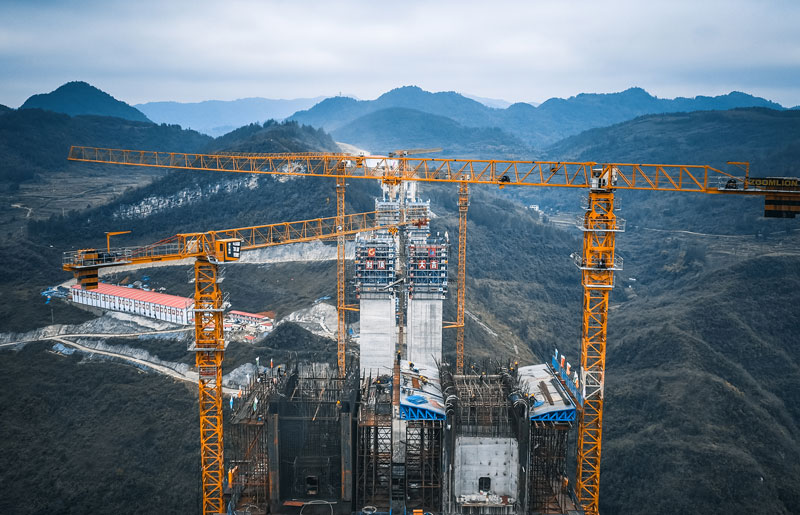 貴平高速南明河特大橋主墩順利封頂。廖迅攝