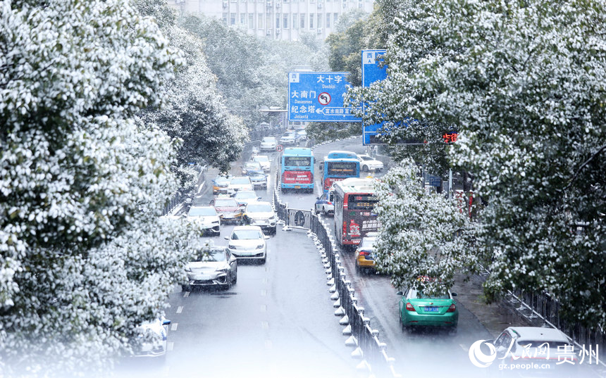 街道雪景。人民網 顧蘭云攝