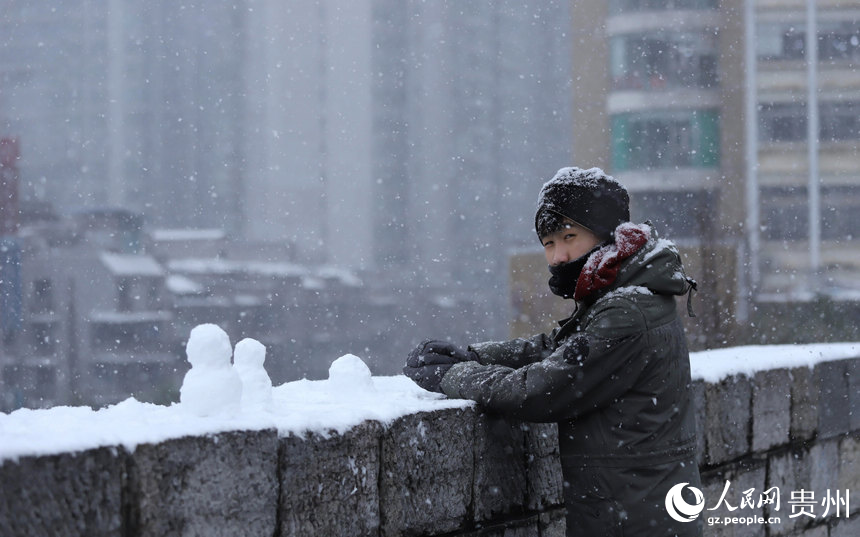 市民在堆雪人。人民網 顧蘭云攝