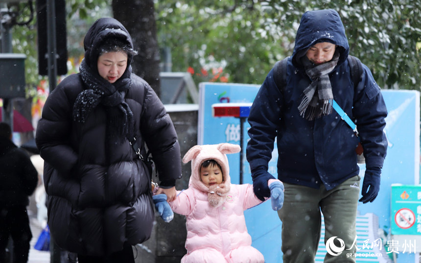 市民在雪中漫步。人民網 顧蘭云攝