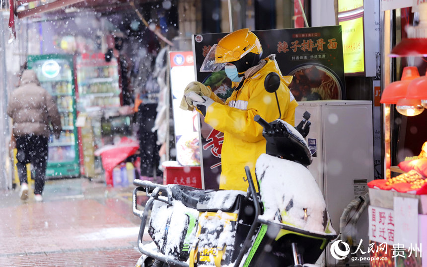 外賣小哥在商鋪等待外賣制作。人民網 顧蘭云攝