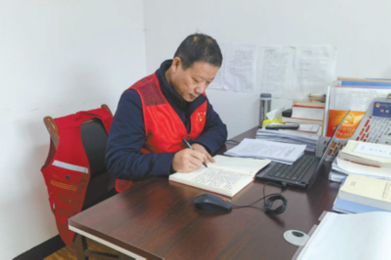 劉德耀梳理總結駐村工作。